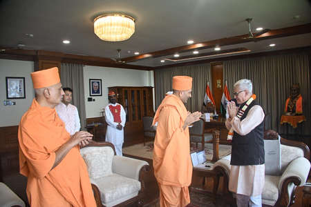 रक्षाबंधन पर महाराष्ट्र के राज्यपाल को बीएपीएस प्रमुख महंत स्वामी महाराज की ओर से बांधी गई पवित्र राखी
