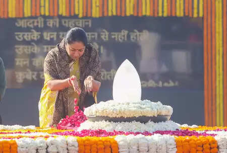 अटल जी के विचार हमारे लिए आदर्श हैं: सीएम रेखा गुप्ता