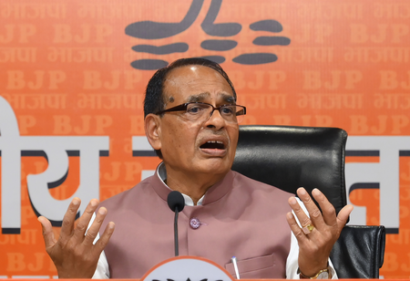 मध्य पूर्व संकट के बीच कृषि मंत्री की बड़ी बैठक: खाद आपूर्ति सुचारू रखने और जमाखोरी व कालाबाजारी रोकने के निर्देश