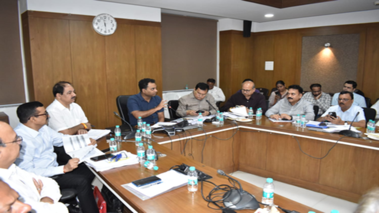 15 दिवस में प्रगति न लाने वाले रेड लिस्टेड संविदाकार होंगे ब्लैक लिस्ट: आयुक्त भोंडवे