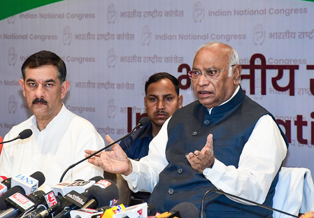 'भ्रष्ट सीएम बनाम असम की जनता की लड़ाई': खड़गे ने मतदाता से सरमा सरकार को हटाने की अपील की