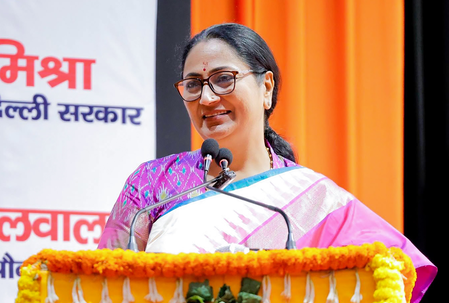 दिल्ली की मुख्यमंत्री ने अधिकारियों को त्योहारों के दौरान शहर को स्वच्छ और सुव्यवस्थित रखने का निर्देश दिया