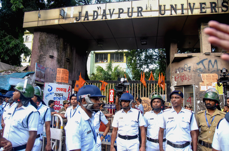 बंगाल: झड़पों और ग्रैफिटी की जांच के लिए सीनियर पुलिस अधिकारी ने जाधवपुर यूनिवर्सिटी का दौरा किया