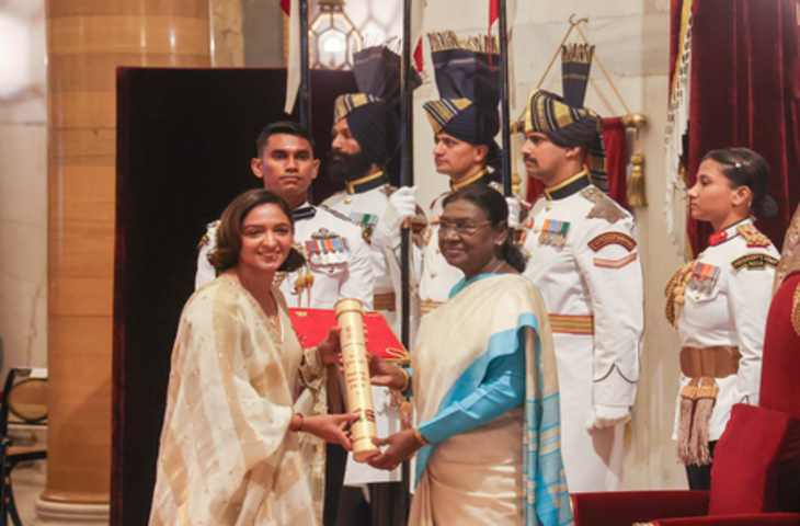 राष्ट्रपति द्रौपदी मुर्मू ने महिला क्रिकेटर हरमनप्रीत कौर को 'पद्म श्री' से सम्मानित किया