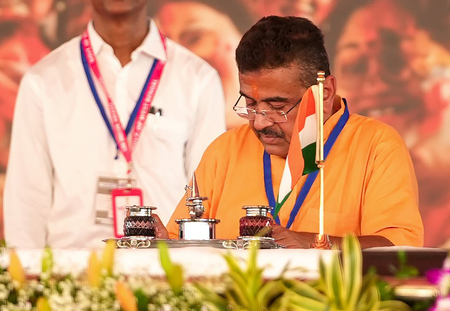 शपथ के बाद एक्शन में सीएम सुवेंदु अधिकारी, शीर्ष अधिकारियों के साथ पहली बैठक