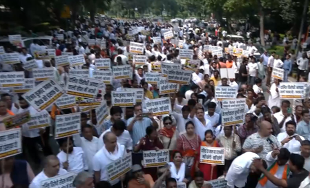 एमसीडी सफाईकर्मी की आत्महत्या पर सियासत तेज, भाजपा का 'आप' दफ्तर के बाहर प्रदर्शन