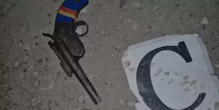 फिरोजाबाद में पुलिस और बदमाशों में मुठभेड़, जवाबी फायरिंग में एक बदमाश गोली लगने से घायल