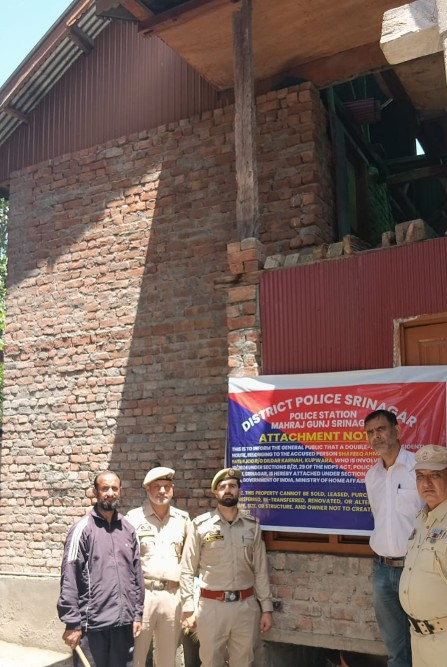 श्रीनगर में ड्रग तस्करों पर बड़ी कार्रवाई, दो करोड़ की अवैध संपत्तियां जब्त