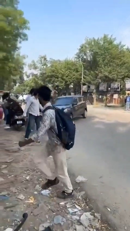 ग्रेटर नोएडा में तेज रफ्तार कार ने चार लोगों को मारी टक्कर, चालक फरार