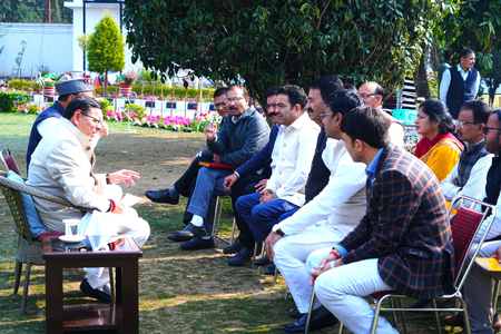 उत्तराखंड: सरकारी कर्मचारी और शिक्षकों की सुरक्षा के लिए बनेगी एसओपी, मुख्यमंत्री धामी का निर्देश