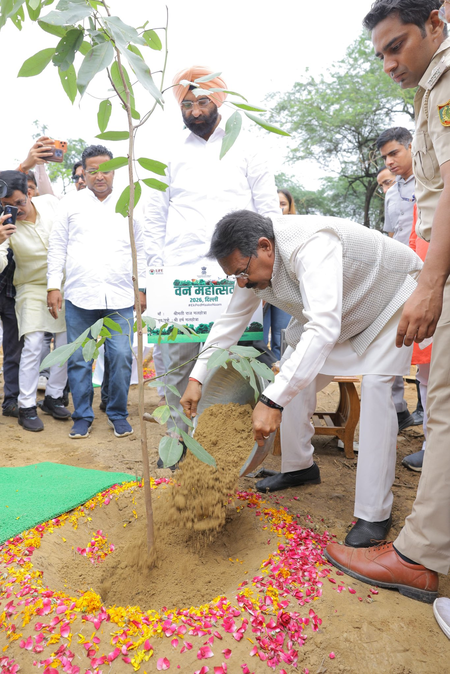 दिल्ली के पर्यावरण मंत्री सिरसा और भाजपा अध्यक्ष हर्ष मल्होत्रा ने किया पौधरोपण, वन्यजीव मास्टर प्लान की दी जानकारी