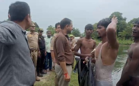 नेपाल त्रासदी : भोटेकोशी में बाढ़ के बाद महराजगंज अलर्ट, डीएम-एसपी ने वाल्मीकि बैराज का किया निरीक्षण