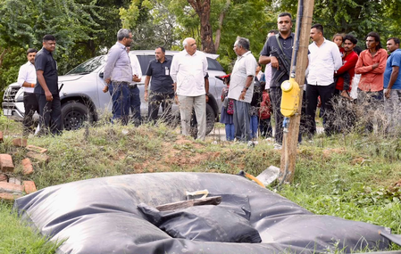 गुजरात के मुख्यमंत्री ने आणंद में स्कूली बच्चों से बातचीत करने के लिए काफिला रोका