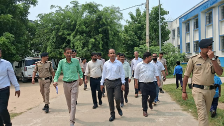 नवादा: डीएम ने डॉ भीमराव अंबेडकर आवासीय छात्रावास का किया औचक निरीक्षण, छात्रों के साथ बैठकर खाया खाना
