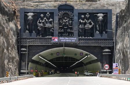 मुख्यमंत्री देवेंद्र फडणवीस ने मुंबई-पुणे एक्सप्रेसवे पर नए लिंक का उद्घाटन किया