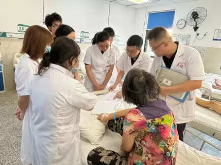 चीन में स्वास्थ्य संस्थानों के कुल मरीजों की संख्या 10 अरब 10 करोड़ से अधिक