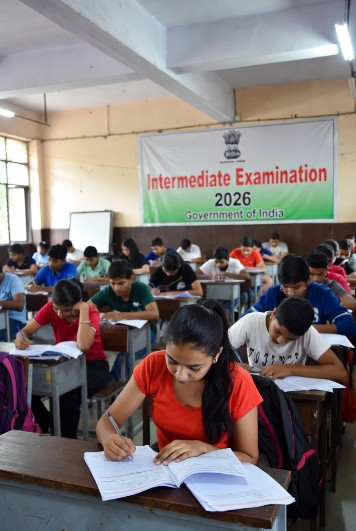 बिहार: इंटरमीडिएट परीक्षा को निष्पक्ष कराने को लेकर नवादा में जिला प्रशासन सख्त, डीएम ने ली अधिकारियों की ब्रीफिंग