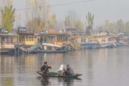 बिना इजाजत कश्मीर और लद्दाख घूमने पर हिरासत में चीनी नागरिक, फोन से मिले चौंकाने वाले सुराग