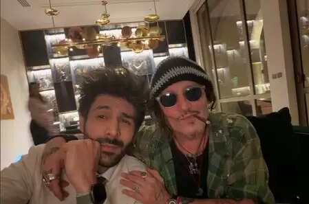 नई फिल्म की रिलीज से पहले 'समुद्री लुटेरे' के साथ दिखे एक्टर कार्तिक आर्यन, फोटो की शेयर