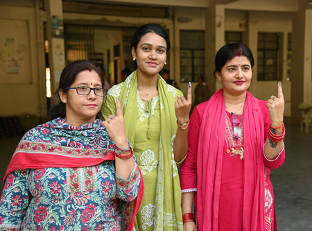 यूपी की 11 एमएलसी सीटों पर मतदान के बीच सपा ने उठाए सवाल, मतदाता सूची से नाम कटने और धमकाने के आरोप