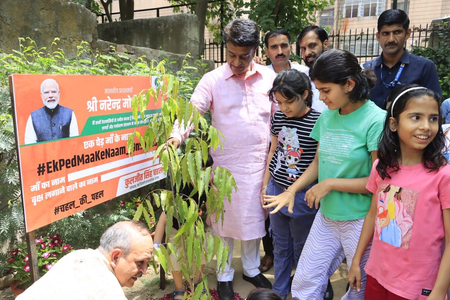 एनडीएमसी के वीसी कुलजीत सिंह चहल ने उत्तर पश्चिम मोती बाग में वृक्षारोपण अभियान का नेतृत्व किया