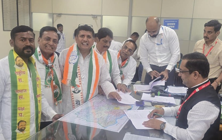 महाराष्ट्र: आकाश मोरे ने कांग्रेस, आरएसपी और वीबीए के संयुक्त उम्मीदवार के रूप में नामांकन दाखिल किया