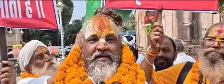 गौ संरक्षण के लिए सड़क पर उतरे कंप्यूटर बाबा, गायों को 'राजमाता' का दर्जा देने की मांग