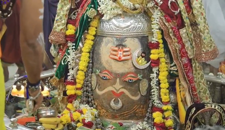 भस्म आरती: बाबा महाकाल का राजा स्वरूप में भव्य शृंगार, जयघोष से गूंजा पूरा परिसर