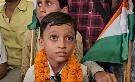 पटना के गर्दनीबाग में वायरल ब्वॉय आदित्य राज का धरना, पीएम मोदी से मिलने की रखी मांग