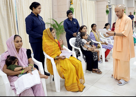बारिश में थैलेसीमिया पीड़ित बच्चे को लेकर जनता दर्शन पहुंची महिला, सीएम योगी आदित्यनाथ ने दिया आर्थिक सहायता का आश्वासन