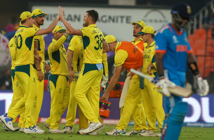 ऑस्ट्रेलिया ने भारत को फ़ाइनल में 240 पर रोका
