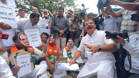 मध्य प्रदेश विधानसभा में कांग्रेस का मोहन यादव और शिवराज के खिलाफ मुखौटा लगाकर प्रदर्शन