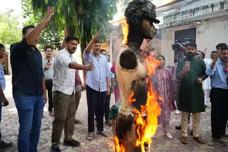 'આપ' ભારત-પાકિસ્તાન ક્રિકેટ મેચનો વિરોધ કરે છે, પાકિસ્તાની ક્રિકેટરની બળી ગયેલી પુતરે