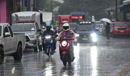 बैंकॉक में मूसलाधार बारिश से बाढ़ के हालात, सभी 50 जिलों को आपदा क्षेत्र घोषित किया गया