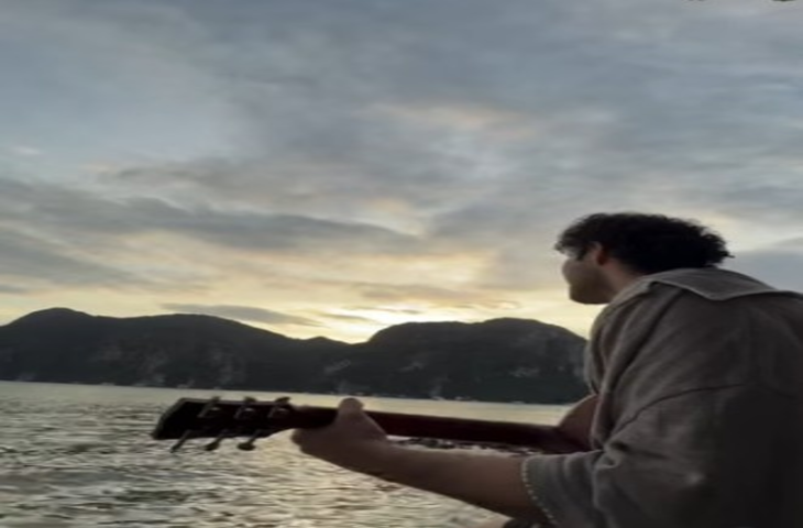 नदी किनारे गिटार की तान, 'आस्मा' के रंग में रंगे सिद्धांत चतुर्वेदी