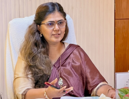 बीड दशहरा रैली में पंकजा मुंडे ने जेन-जी को दी नसीहत, 'देशभक्त बनो, आत्म-विनाश से बचो'