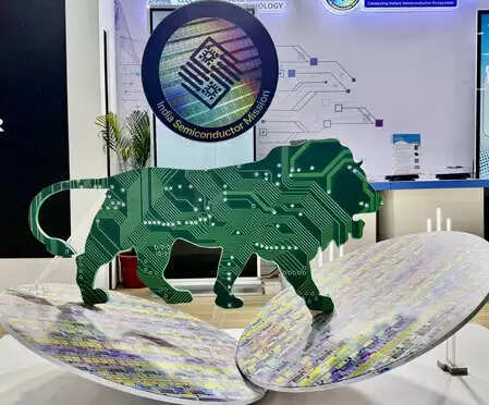 सिंहावलोकन 2025: मेक इन इंडिया और पीएलआई योजनाओं ने इलेक्ट्रॉनिक्स सेक्टर को दी रफ्तार, 2026 में भी नए रिकॉर्ड बनाने की तैयारी