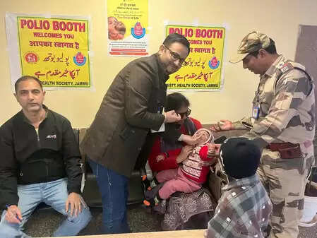 स्वास्थ्य सुरक्षा की दिशा में अहम कदम, जम्मू एयरपोर्ट पर पल्स पोलियो कार्यक्रम