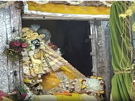 बांके बिहारी मंदिर में चरण दर्शन के लिए भक्तों की भारी भीड़, पीले फूलों से सजे बिहारी जी