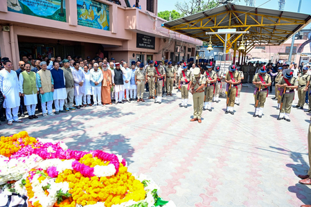 उत्तराखंड के पूर्व सीएम खंडूरी का पूरे सैन्य सम्मान के साथ अंतिम संस्कार, लोगों ने दी भावभीनी श्रद्धांजलि