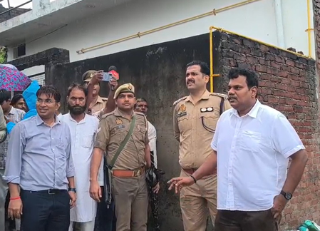 सीतापुर में अतिवृष्टि से हालात गंभीर, डीएम-एसपी ने जलभराव क्षेत्रों का किया निरीक्षण