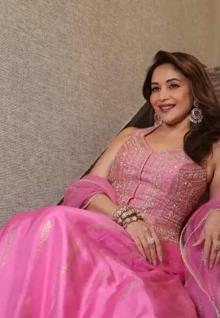 धक-धक गर्ल की मुस्कान का जादू, गुलाबी लहंगे में माधुरी दीक्षित ने ढाया कहर