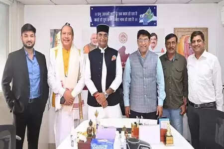 मध्य प्रदेश: पद्मश्री अगुस इंद्रा उदायना ने मंत्री विश्वास कैलाश सारंग से की भेंट