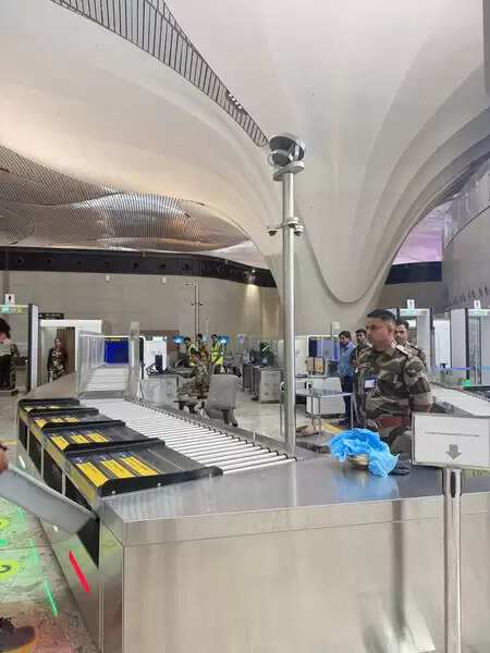 सीआईएसएफ की कड़ी सुरक्षा के बीच नवी मुंबई एयरपोर्ट से कमर्शियल उड़ानें शुरू