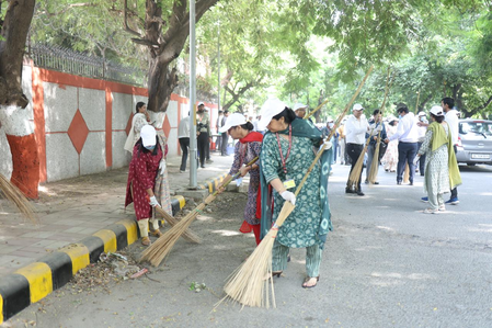 दिल्ली में छात्रों ने लिया स्वच्छता का संकल्प, पीएम श्री स्कूल में श्रमदान