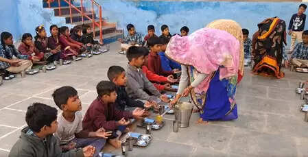 मध्य प्रदेश: ‘प्रधानमंत्री पोषण आहार’ योजना के तहत छात्रों को मिल रहा पोषणयुक्त भोजन