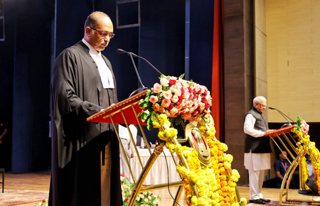 मध्य प्रदेश उच्च न्यायालय के मुख्य न्यायाधीश अल्पेश यशवंत कोगजे ने शपथ ली