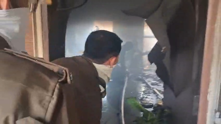 गाजियाबाद : अपार्टमेंट के फ्लैट में लगी भीषण आग, 14 वे फ्लोर पर था फ्लैट, फायर ब्रिगेड ने पाया काबू