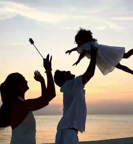 'आगे बढ़ते रहो आप', पति रणबीर और बेटी राहा के साथ समंदर किनारे मस्ती करती नजर आईं आलिया