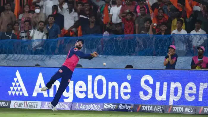 हार पर जवाब देते-देते बगले झांकने लगे रियान पराग, अपनी बात काटने के लिए कर डाली राहुल द्रविड़ की तारीफ